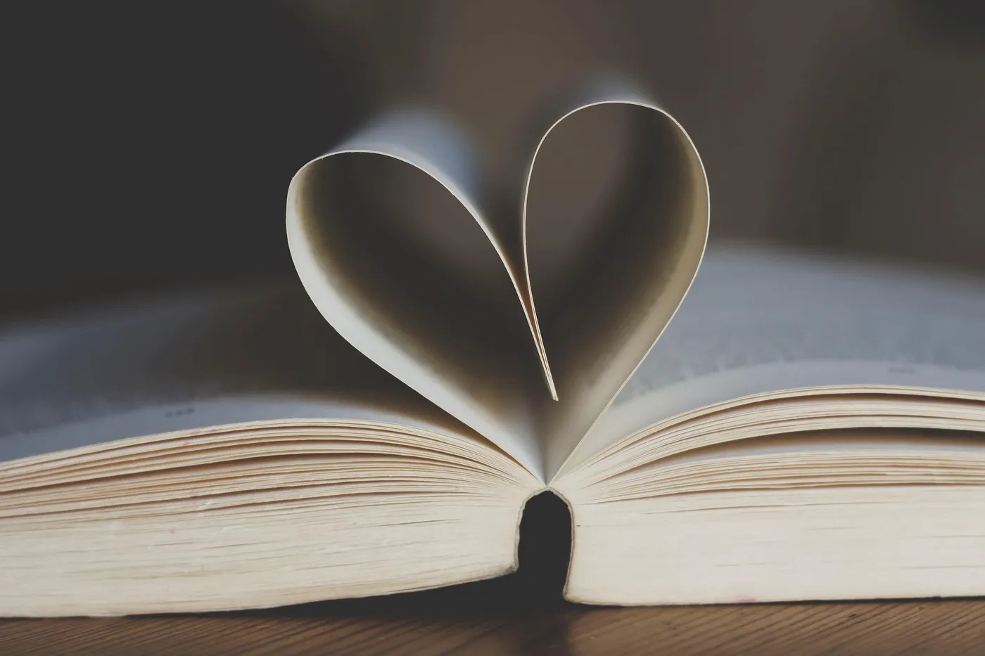 Livre ouvert aux pages pliées en forme de cœur