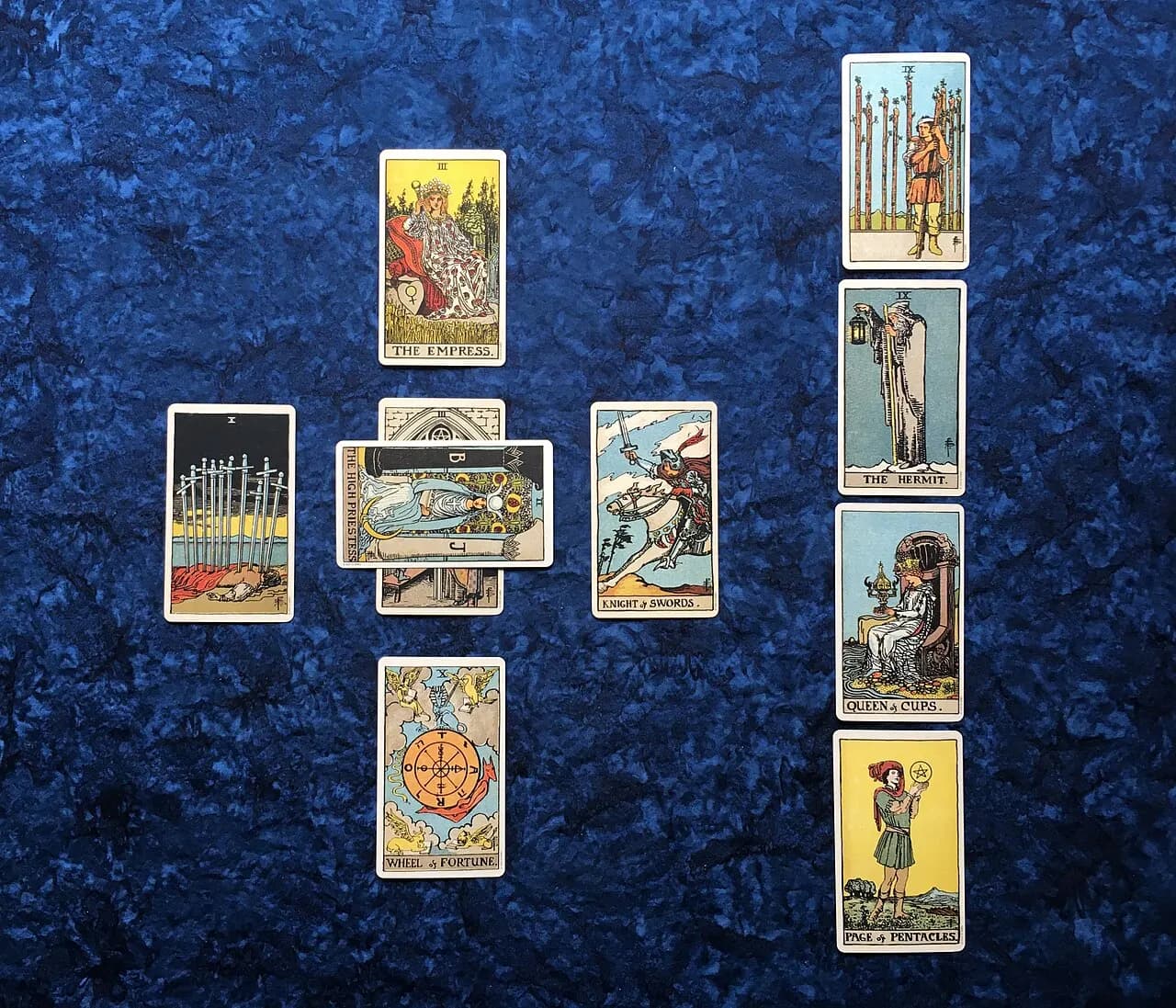 Tirage de tarot en croix celtique sur velours bleu