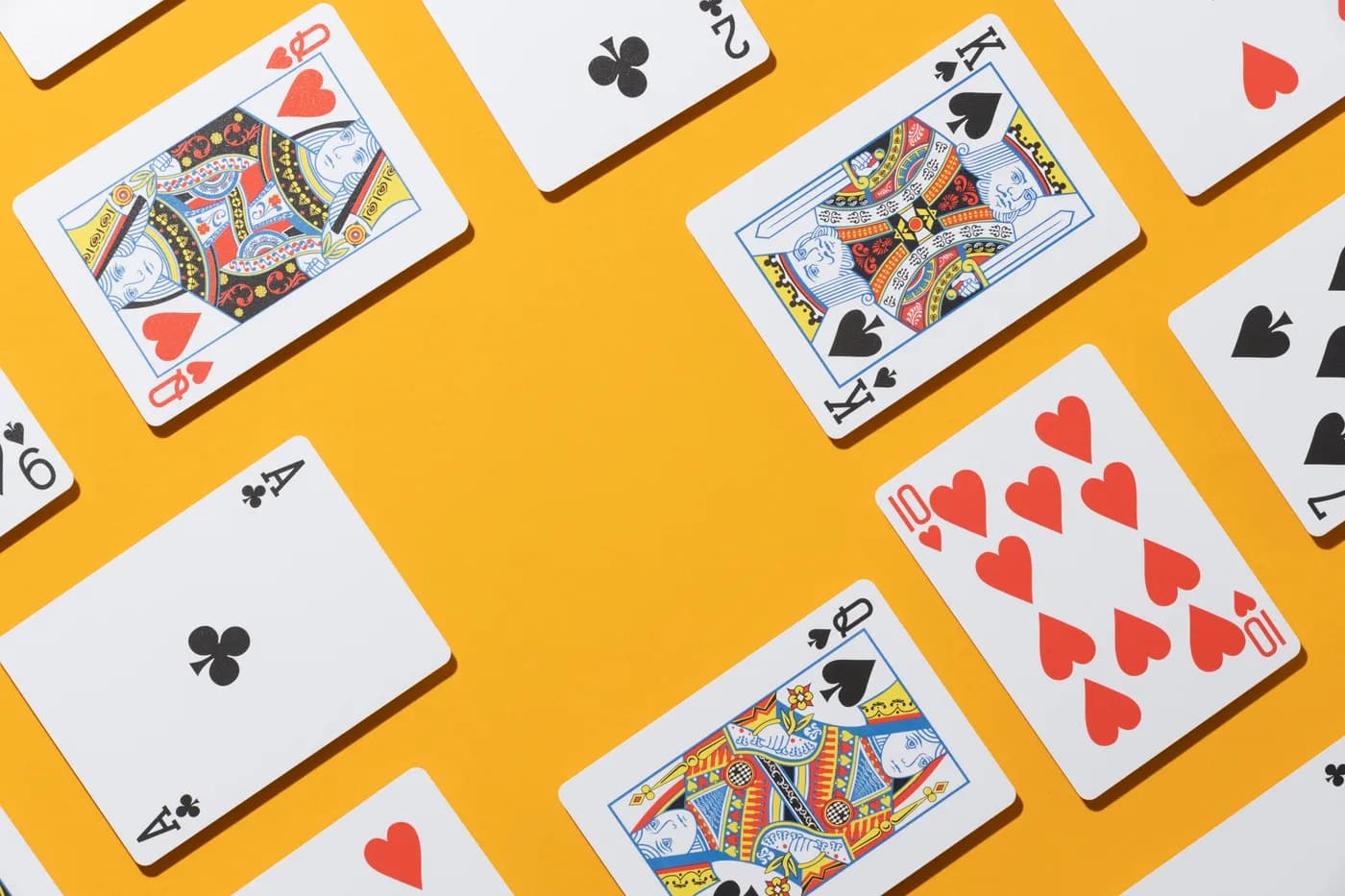 Cartes à jouer disposées sur un fond jaune