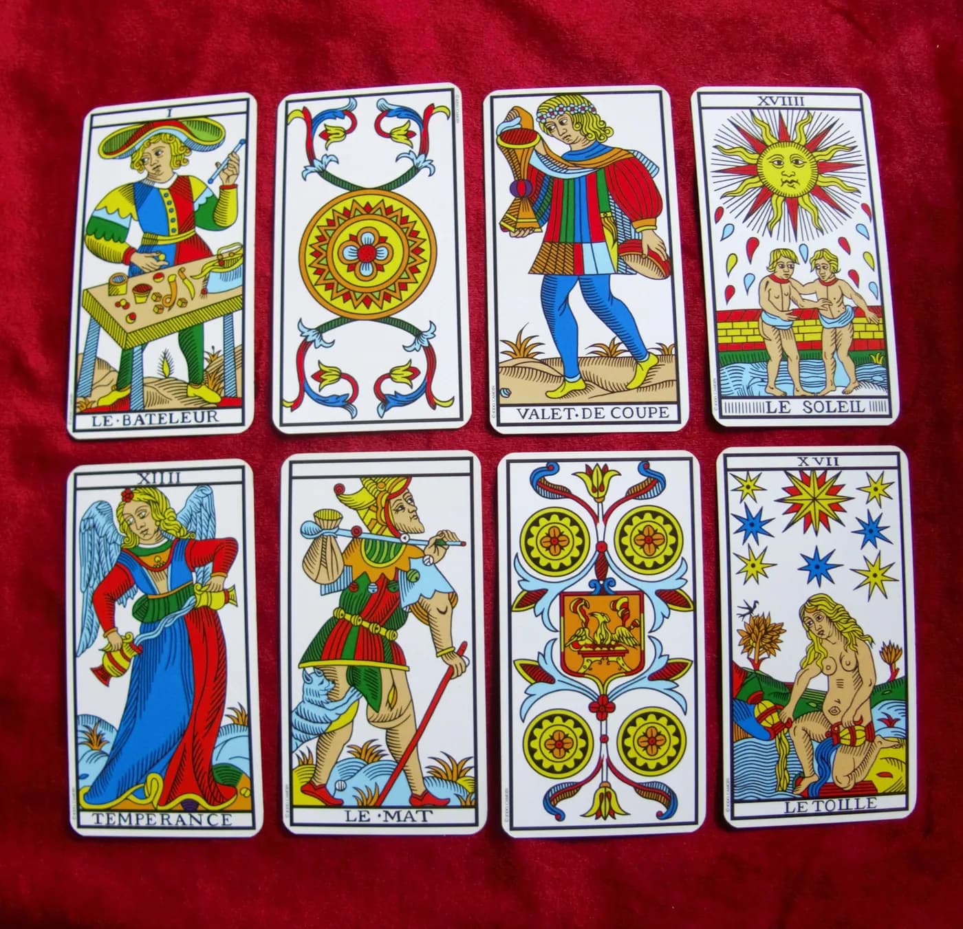 Cartes du Tarot de Marseille étalées sur velours rouge